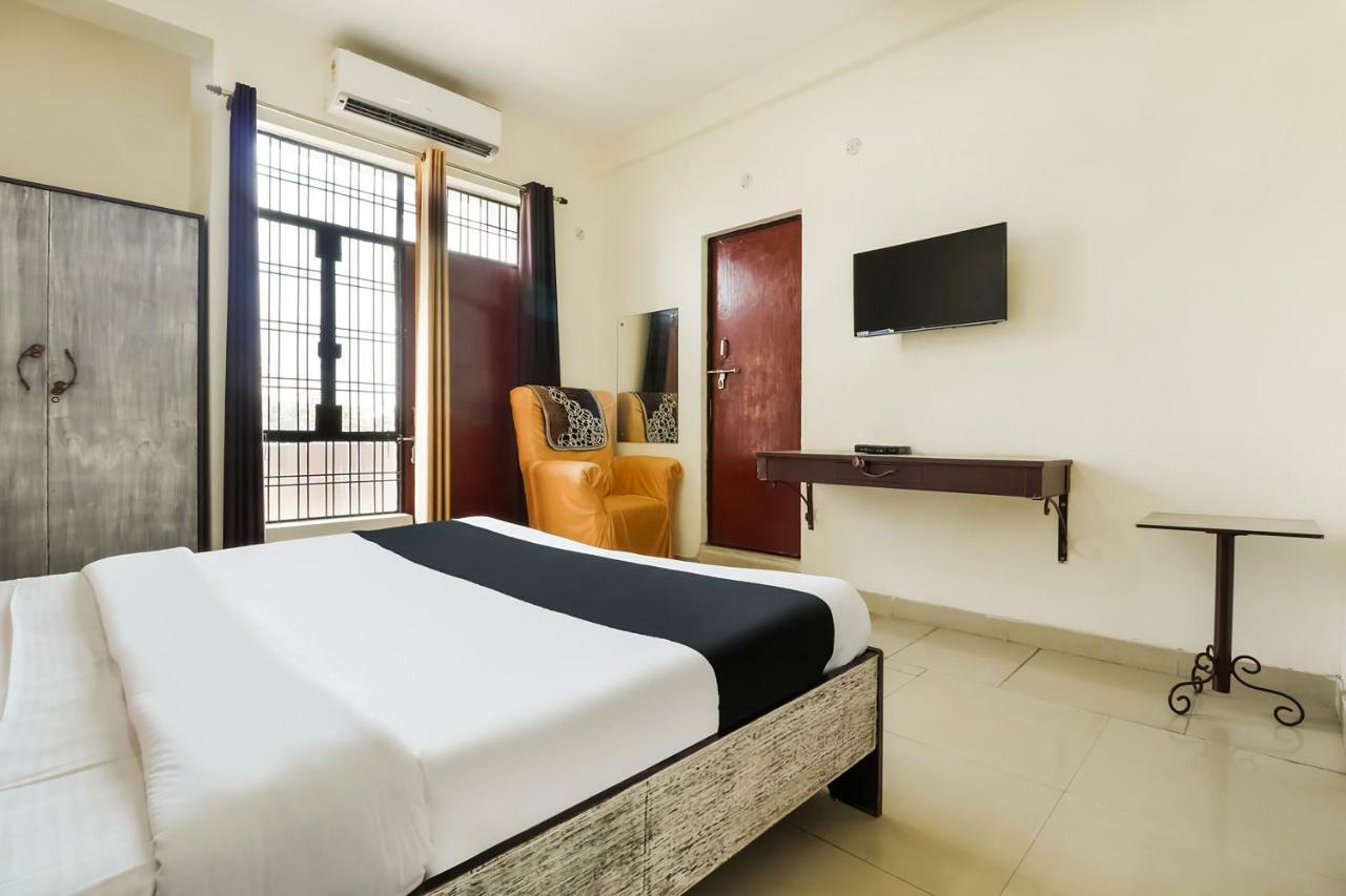 Capital O 60233 Brij Ki Rasoi Deluxe Hotel ลัคเนา ภายนอก รูปภาพ