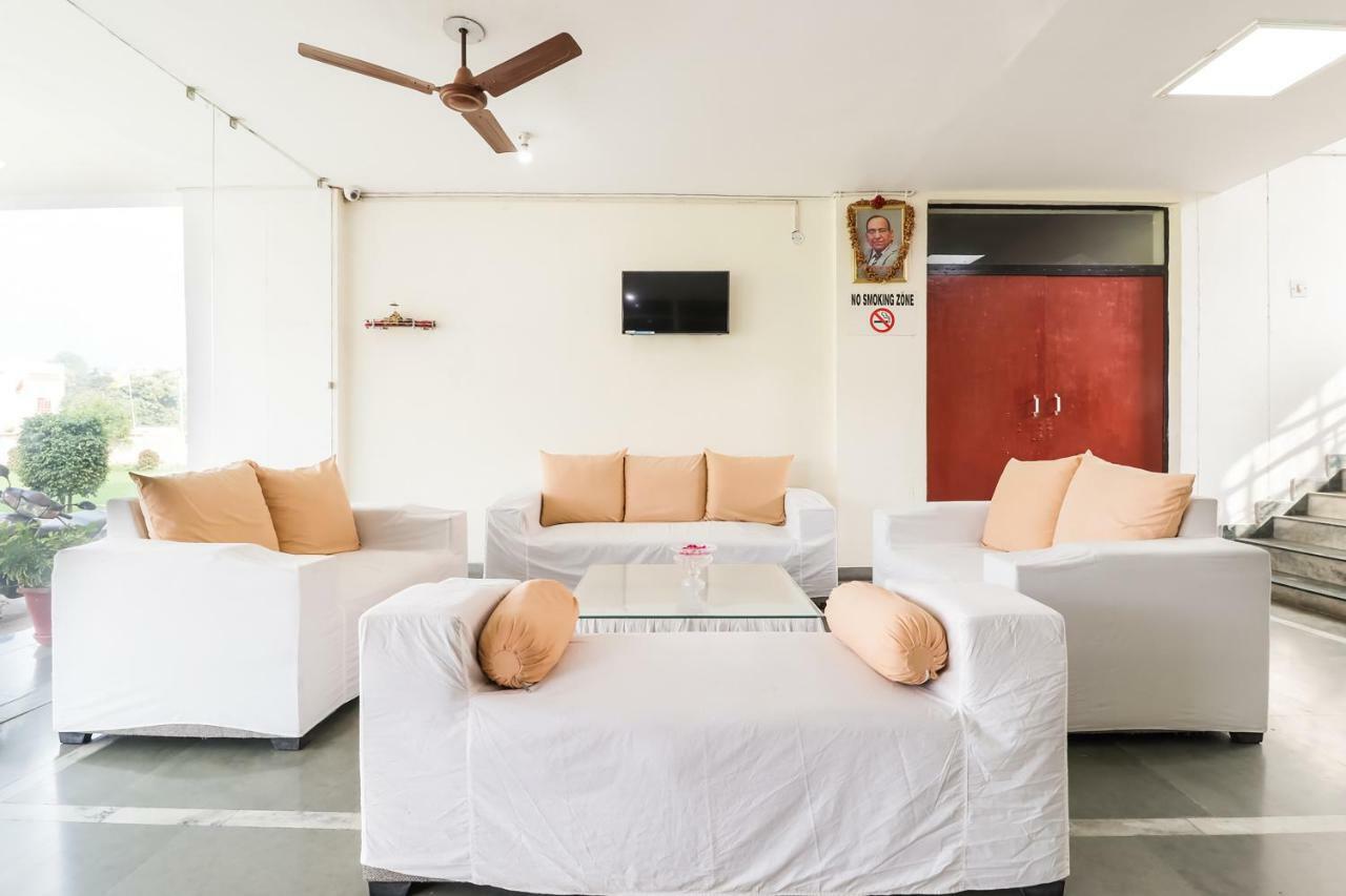 Capital O 60233 Brij Ki Rasoi Deluxe Hotel ลัคเนา ภายนอก รูปภาพ