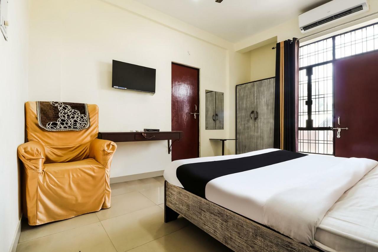 Capital O 60233 Brij Ki Rasoi Deluxe Hotel ลัคเนา ภายนอก รูปภาพ