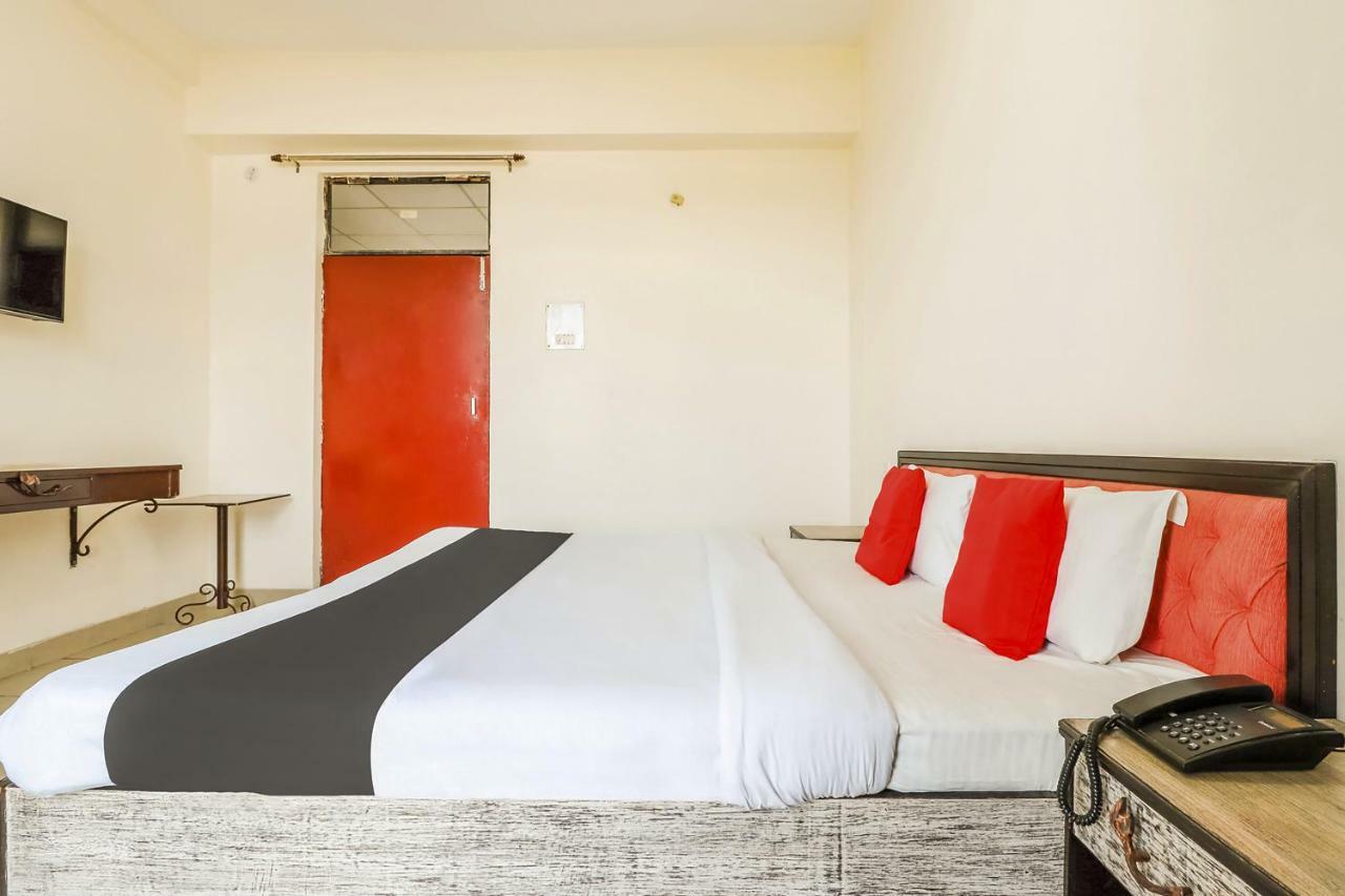 Capital O 60233 Brij Ki Rasoi Deluxe Hotel ลัคเนา ภายนอก รูปภาพ